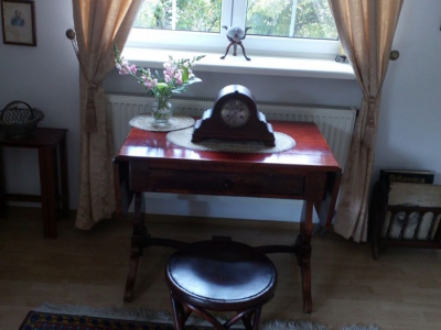 Taboret z apteki-drogerii w Pasazu Mikolascha we Lwowie