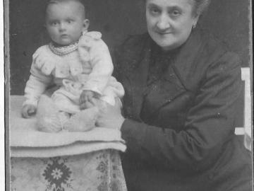 thumbs_Bronislawa-Wysoczanska-z-wnuczka-Irena-Sokal-1913