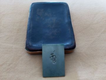 Franciszek-III-LdeB-pugilares-ze-znaleziona-w-srodku-plytka-z-herbem