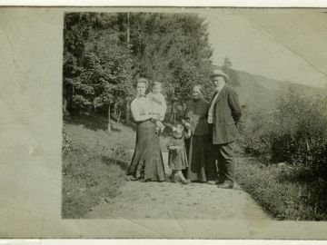 Franciszek-III-Ldeb-z-z-WandaI-synowa-Stefania-wnuczkami-Wanda-III-Stanislawem-II