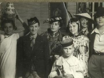 Jadwiga-Wysoczanska-Wanda-Romaszkan-rodzina-Bal-Kostiumowy-Lwow-1932