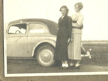 Jadwiga-Wysoczanska-z-kolezanka-Samochod-polski-Fiat-500-