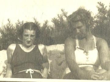 Jadwiga-Wysoczanska-z-kolezanka-plaza-Jastrzebia-Gora-1935