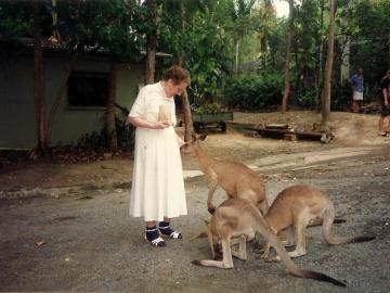 Mama-karmi-kangury-1994