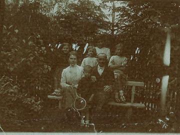 Jan-i-Stefania-LdeB-z-dziecmi-i-bratanicami-Ewa-i-Hanka-corkami