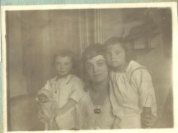 Maria-Wysoczanska-z-corkami-Jadwiga-i-irena-Lwow-1918-2