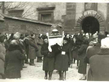 Pogrzeb-M.-Wysoczanskiej-14-03-1939-wyprowadzenie-z-kaplicy-Bo