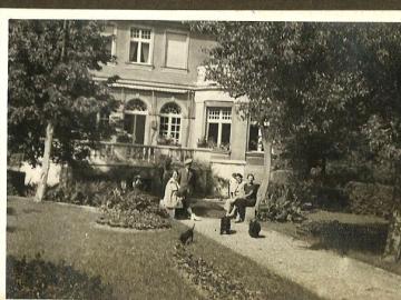 Spotkanie-rodzinne-u-pp-Kurylowiczow-w-tle-palac-Tarnowskie-