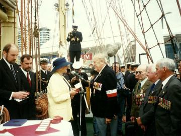 P.-Amb.-Agnieszka-Morawinska-odznacza-weteranow-australijskich-