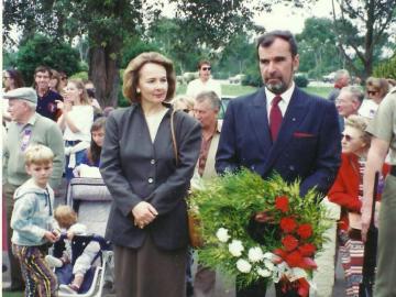 Skladanie-wiencow-ANZAC-Day-Australia1994