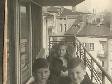 Z-Jankiem-Krzyzanowskim-i-jego-siostra-Krakow-1947