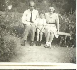 Z-Rodzicami-Lwow-1943-Kadecka-ogrodek-na-tyle-domu