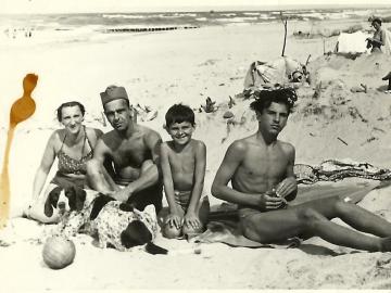 Z-Rodzicami-i-bratem-pies-As-Mielno-1954