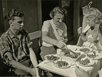 Z-mama-i-NN-swieze-maliny-Mielno-1958