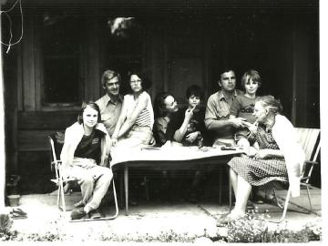 Z-zona-i-dziecmi-u-przyjaciol-pp-Szalowskich-Poddebie-1986