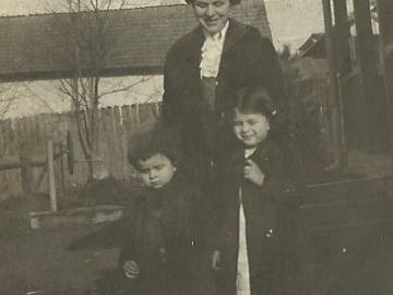 Stefania-LdeB-z-dziecmi-Drochobycz-1012