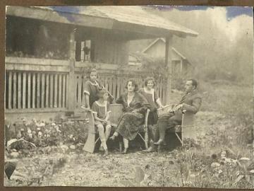 M-i-B-Wysoczanscy-z-corkami-Tatarow-ok-1925