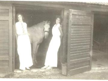 Tatarow-Bialy-Dom-Stajnia-panny-Wysoczanskie-1935