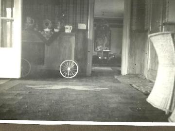 Tatarow-Stary-Dom-Hall-wejsciowy-w-tle-rekodziela-huculskie