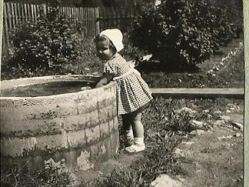 Tatarow-dom-dziadkow-pprzy-studni-Ewa-corka-Jana-Romaszkana