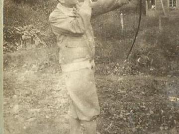 Tatarow-dziadzio-lucznik-w-tle-stary-dom