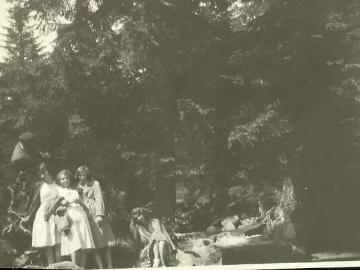 Tatarow-pod-Howerla-przed-schroniskiem-Wanda-Lilly-Dzidka-Laura-Frank