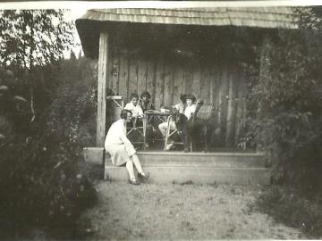 Tatarow-rodzina-na-ganku-1926