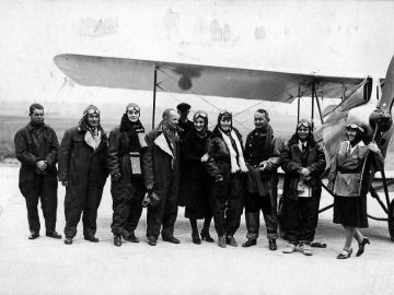 Wanda-III-Olszewska-Zakonczenie-rajdu-lotniczego-kobiet-dookola-Polski-IIga-z-prawej-Wanda-Olszewska