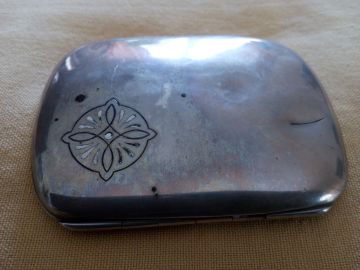 Wanda-Olszewska-papierosnica-ojca-ze-sladem-po-wypadku-lotniczym