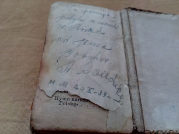 Ksiazeczka-do-nabozenstw-z-tajemnicza-dedykacja